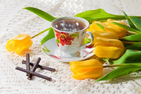 Tasse de thé du matin avec des tulipes jaunes 